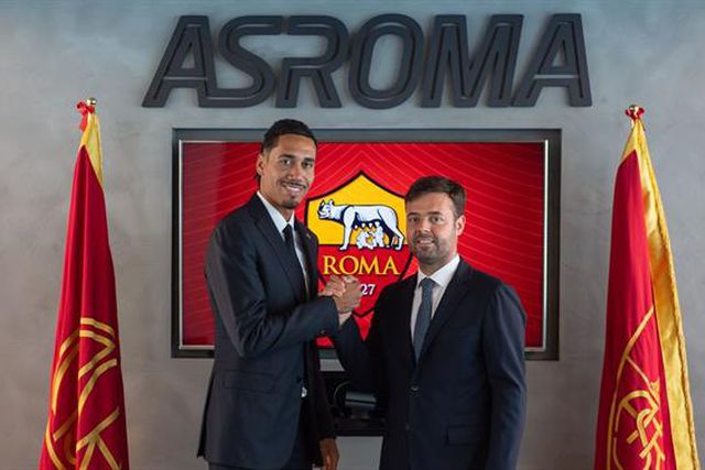 Smalling renova por mais duas épocas