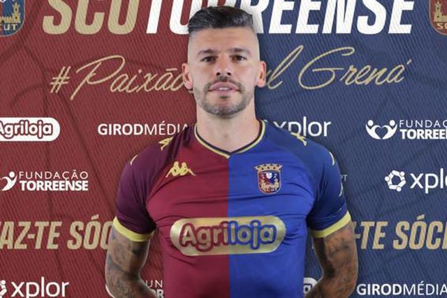 Oficial: Lateral esquerda 'ganha' experiência proveniente da Liga