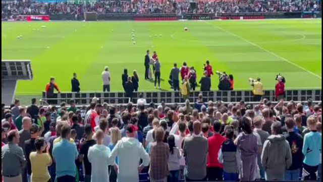 Kokçu homenageado pelo Feyenoord e não contém as lágrimas