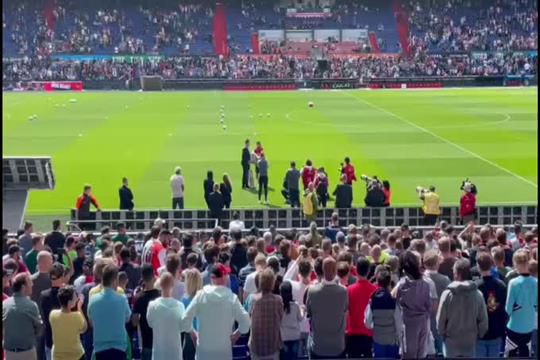 Kokçu homenageado pelo Feyenoord e não contém as lágrimas