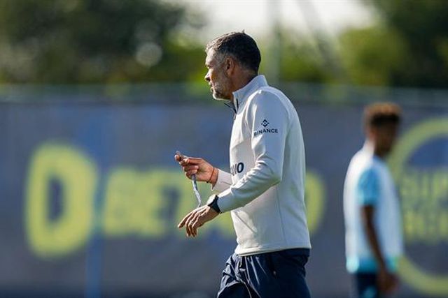 O onze dos dragões para o jogo com o Cardiff