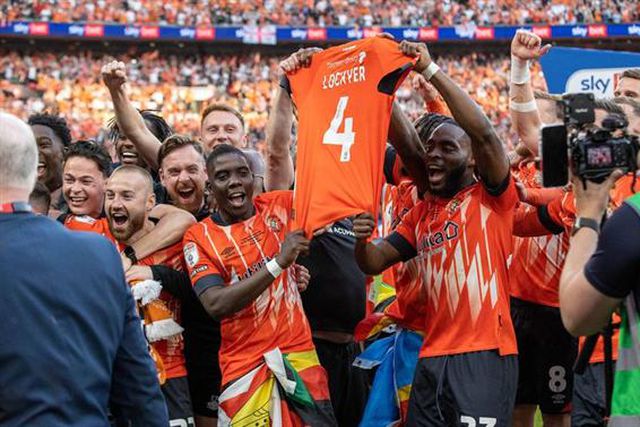 No jogo decisivo, o Luton viu o capitão cair inanimado e festejar no hospital