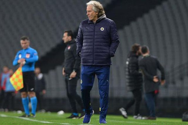 Fenerbahçe bate campeão e mantém-se a cinco pontos do líder Galatasaray