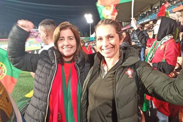 Ministra do Trabalho, Solidariedade e Segurança Social no meio da claque em Hamilton