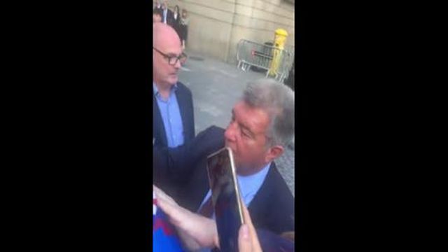 Adepto pergunta sobre Messi e Laporta irrita-se e tira-lhe o telemóvel