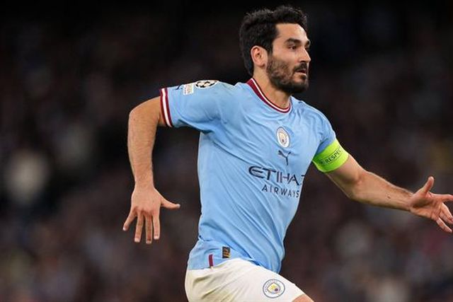 Gundogan deixa Barcelona de mãos a abanar e vai renovar