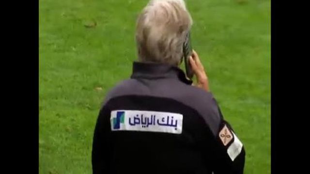Jorge Jesus ao telemóvel em pleno jogo