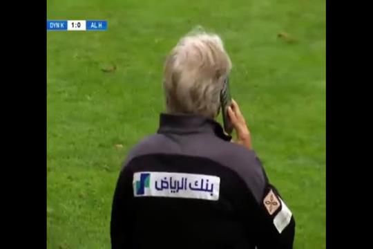 Jorge Jesus ao telemóvel em pleno jogo