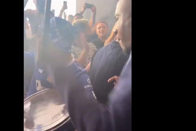 Zaidu ‘pegou’ no bombo e foi o rei da festa na partida para o Jamor (vídeo)