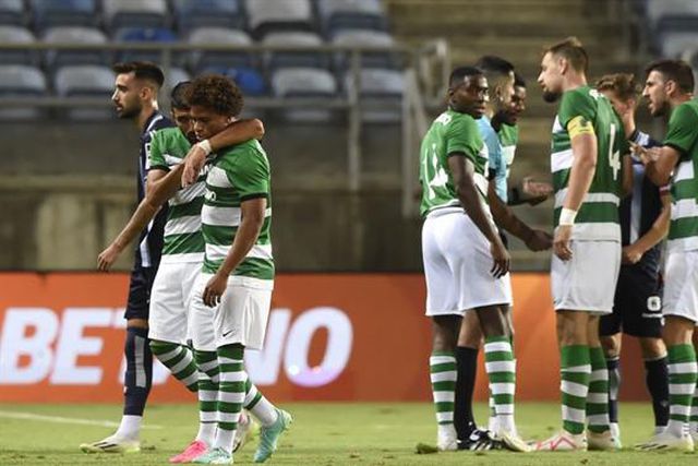 Jovem leão expulso na estreia após três minutos em campo! (vídeo)