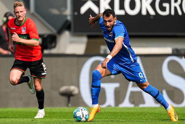 Goleador do AZ Alkmaar no radar da Luz