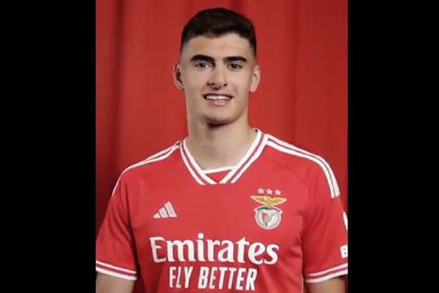 António Silva mostra a camisola que quer vestir em 2023/24 (vídeo)