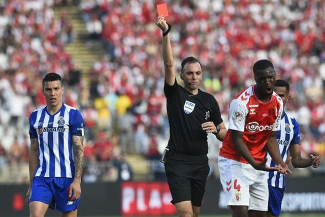 SC Braga também fica reduzido a 10 depois da expulsão de Niakaté (vídeo)
