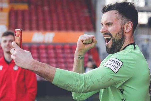 Guarda-redes que deixou reforma em março renova pelo Wrexham