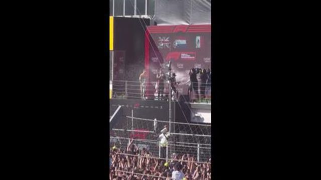 Lando Norris partiu o troféu da vitória de Verstappen