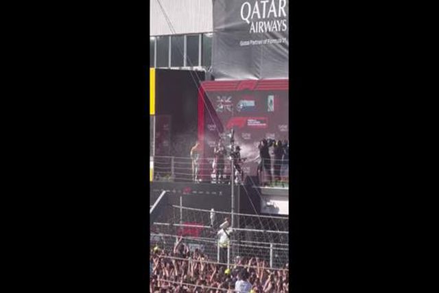 Lando Norris partiu o troféu da vitória de Verstappen