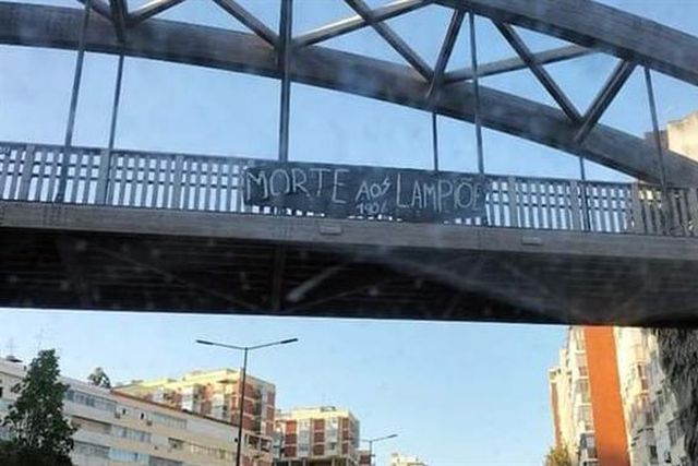 «Morte aos lampiões»: A tarja junto ao Estádio de Alvalade