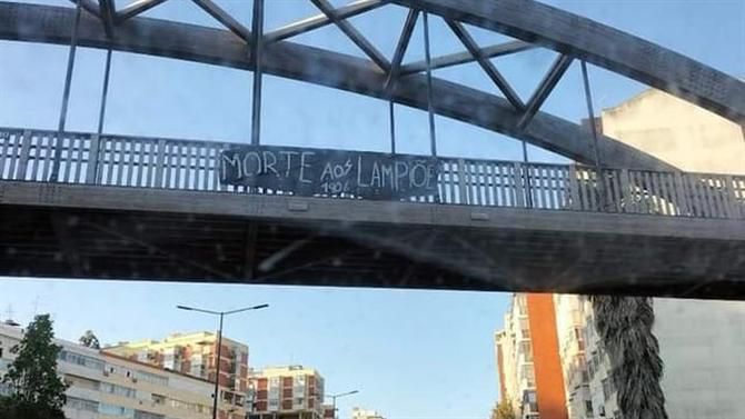 «Morte aos lampiões»: A tarja junto ao Estádio de Alvalade