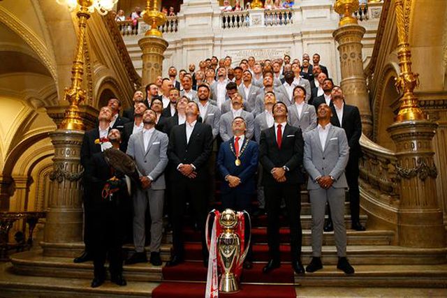 Festa do Benfica à mesa de A BOLA DA NOITE (22.00 h)