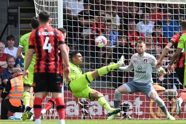 Man. United vence fora e fica a um ponto da Champions; Marco Silva empata em casa e fica em 10.º