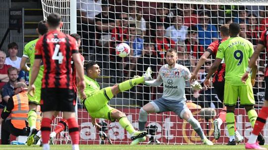 Man. United vence fora e fica a um ponto da Champions; Marco Silva empata em casa e fica em 10.º