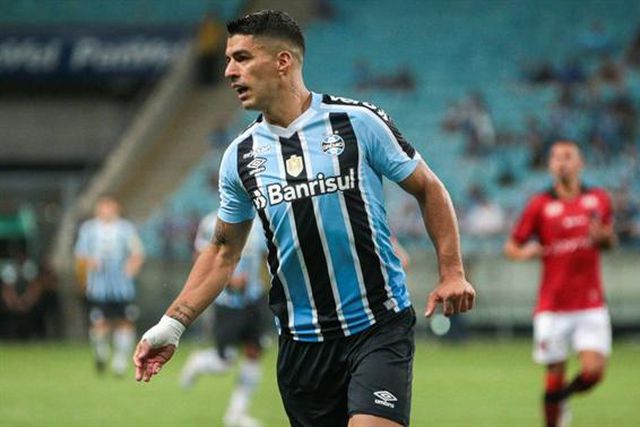 Suárez passa de herói a problema no Grêmio
