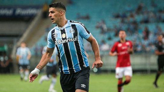 Suárez passa de herói a problema no Grêmio