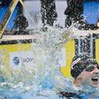 Katie Ledecky vence e ameaça Michael Phelps