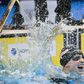 Katie Ledecky vence e ameaça Michael Phelps