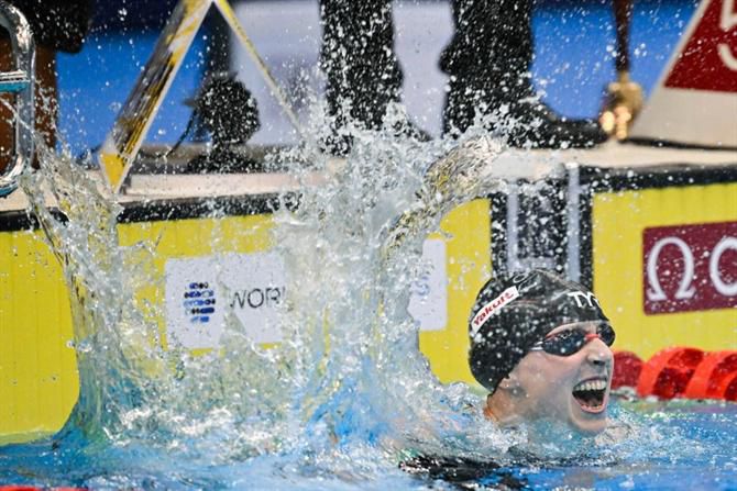 Katie Ledecky vence e ameaça Michael Phelps