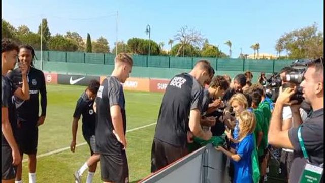 O primeiro autografo de Gyokeres aos adeptos do Sporting