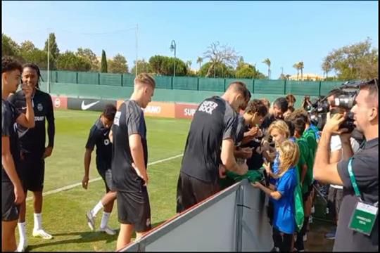 O primeiro autografo de Gyokeres aos adeptos do Sporting