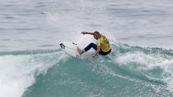 Francisca Veselko tem 18 anos, é campeã nacional de surf e agora