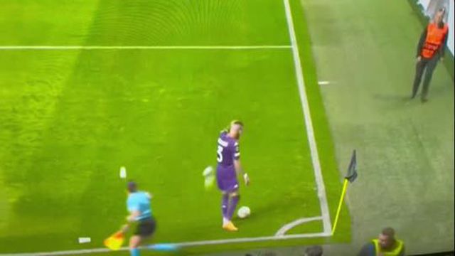 Vergonhoso! Jogador da Fiorentina sangra abundantemente após ser atingido por copo