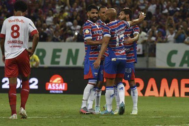 Pedro Caixinha regressa às vitórias e ‘ameaça’ Abel Ferreira