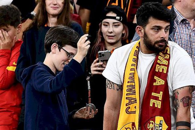 Mourinho ofereceu medalha a jovem adepto!