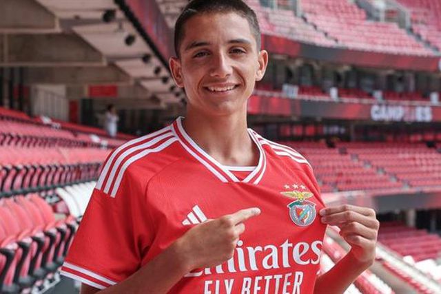 Jovem central assina contrato de formação