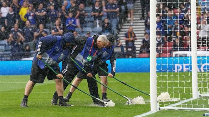 Jogo na Escócia é interrompido por paredão de sinalizadores; veja, futebol internacional