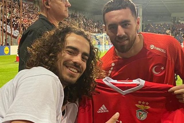 Kokçu dá prenda a benfiquista (fotos)