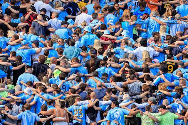 'Citizens' vencem Chelsea e há invasão no Etihad (vídeo)