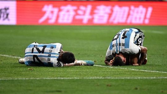 O lance que deixou Otamendi lesionado - com Enzo ao barulho... (vídeo)