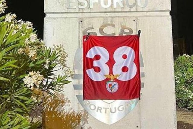 Adeptos das águias deixam ‘prenda’ provocatória junto ao Estádio de Alvalade (foto)