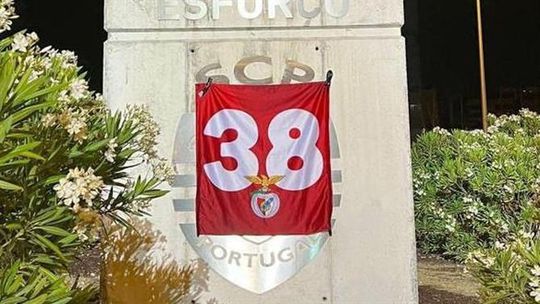 Adeptos das águias deixam ‘prenda’ provocatória junto ao Estádio de Alvalade (foto)