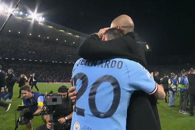 Será o adeus? O emotivo abraço de Bernardo a Guardiola (vídeo)