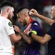 Vergonhoso! Jogador da Fiorentina sangra abundantemente após ser atingido por copo (vídeo)