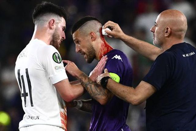 Vergonhoso! Jogador da Fiorentina sangra abundantemente após ser atingido por copo (vídeo)