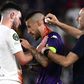 Vergonhoso! Jogador da Fiorentina sangra abundantemente após ser atingido por copo (vídeo)
