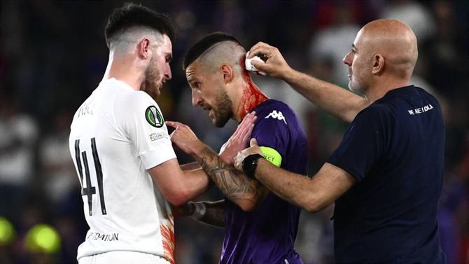 Vergonhoso! Jogador da Fiorentina sangra abundantemente após ser atingido por copo (vídeo)