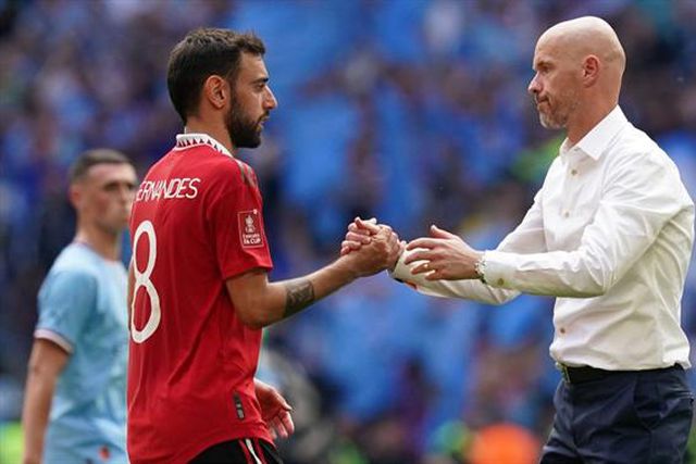 Bruno Fernandes reconfortado pelos fãs do United (vídeo)