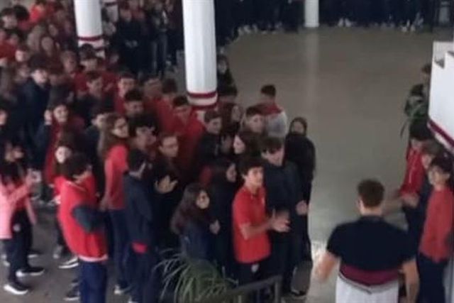 Marcou o primeiro golo como profissional e foi aplaudido de pé no regresso à escola (vídeo)